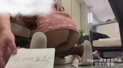 黑丝秘书装母狗跪着给我口交