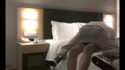 呵多了的22岁白裙甜美学生妹一直苦苦哀求还是被强上